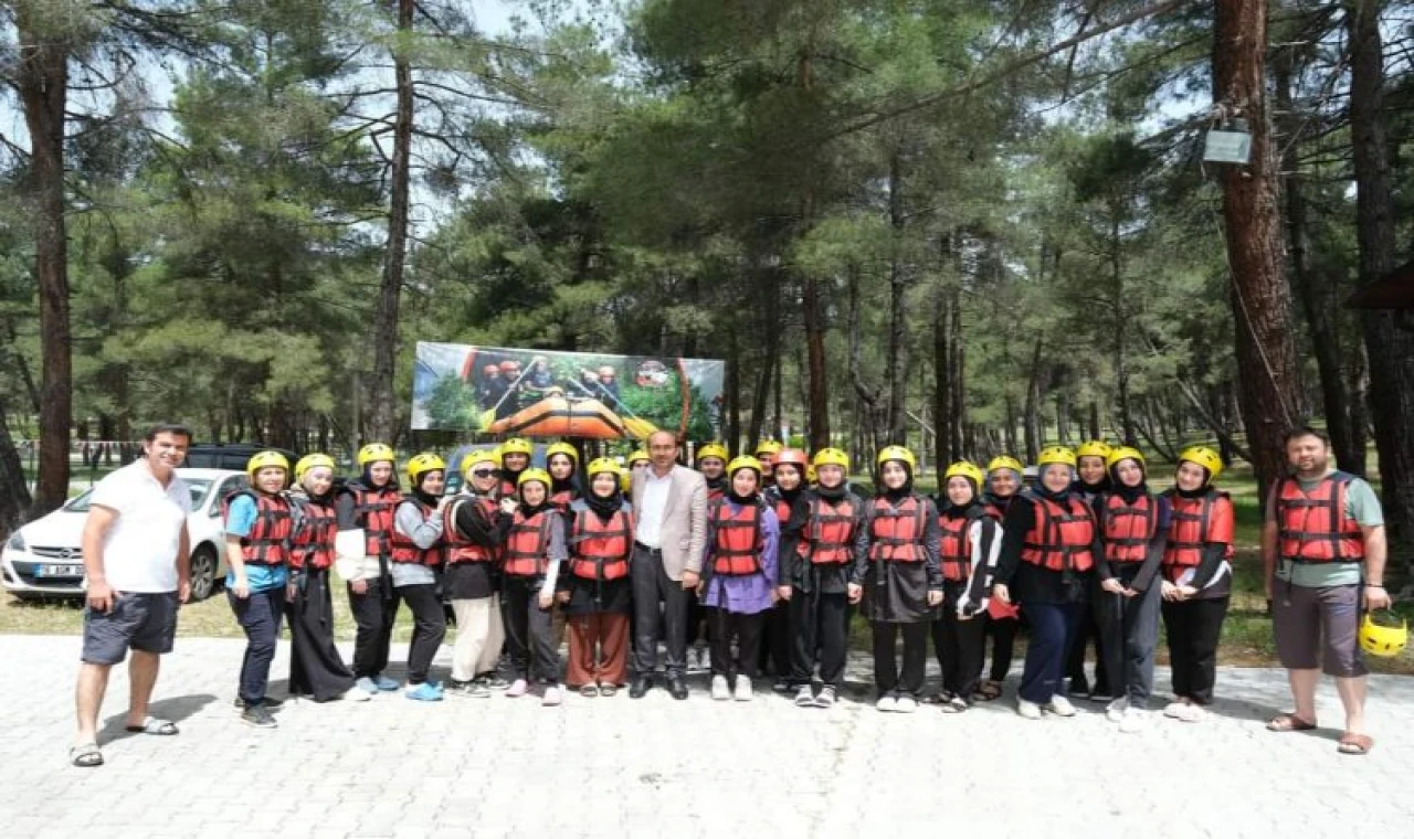 Orhaneli’nde liseli öğrenciler rafting yaptı
