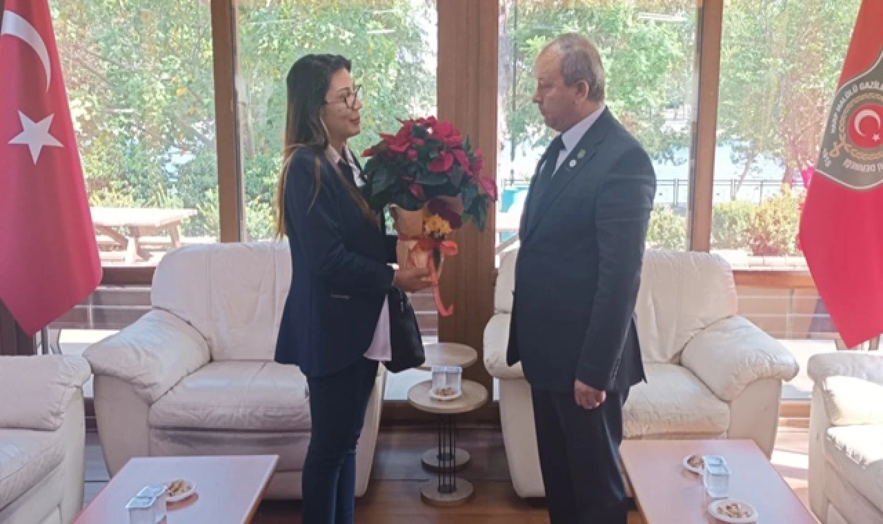 Kutlu Parti Adana İl Başkanı Mimar Berna Çetin'den gazilere 'Atatürk Çiçeği'