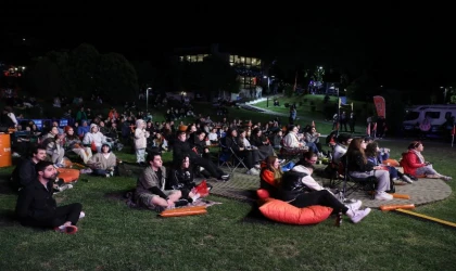 Milliler dev ekranda, taraftar parkta