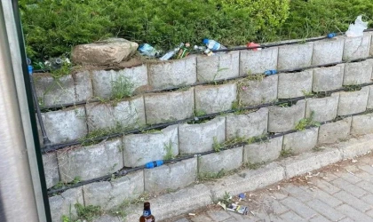 Vatandaş çöp konteyneri olmayan duraktan şikayetçi