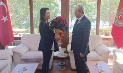Kutlu Parti Adana İl Başkanı Mimar Berna Çetin'den gazilere 'Atatürk Çiçeği'